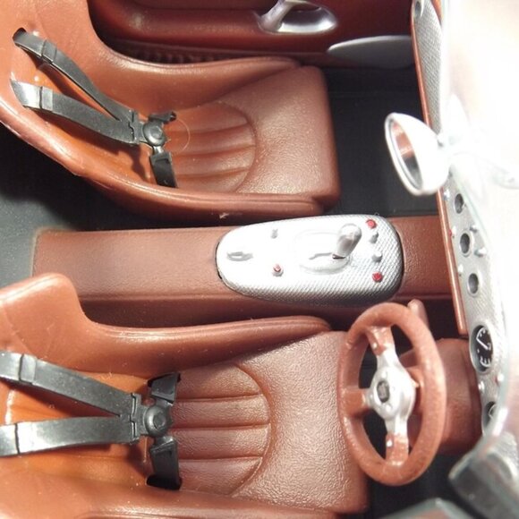 Jaguar XK180 1:18 Special Edition Maisto Collectible Car - Picture 4 of 10